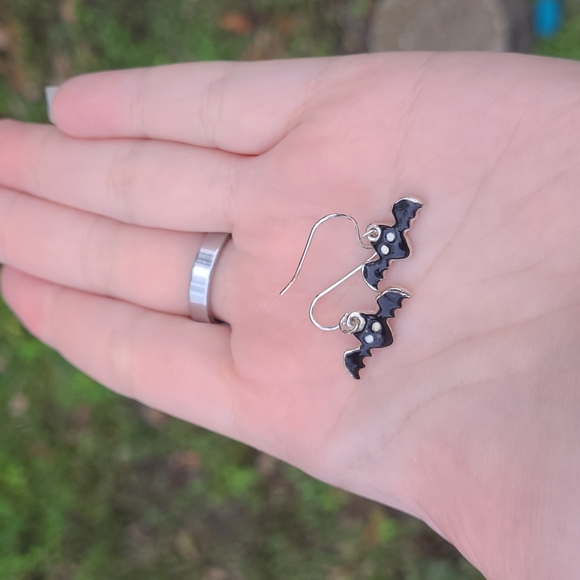 🍂3/$10 🦇 The Cutest Bitty Bat Earrings! Silvertone & Black Enamel Dangles - Picture 4 of 10